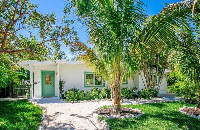 Longboat Village 3brm pool home