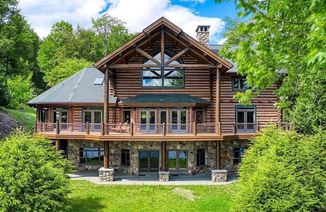 Longbow Lodge on the Lake