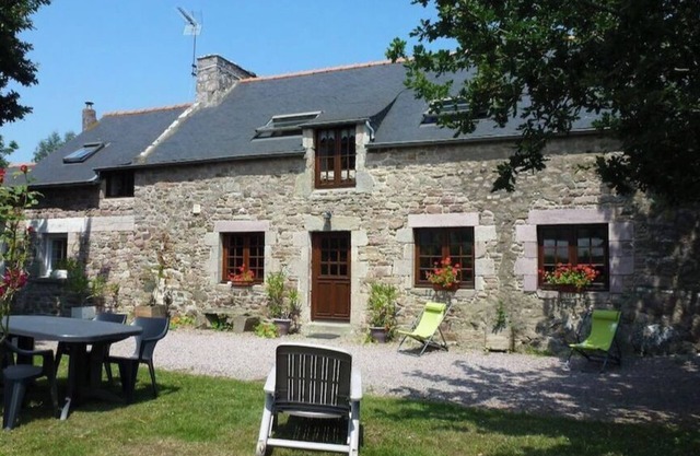 LONGERE BRETONNE 2/8 PERS. 5 MIN FROM BEACHES AND GR 34 AND 4 KM FROM CAP FREHEL!