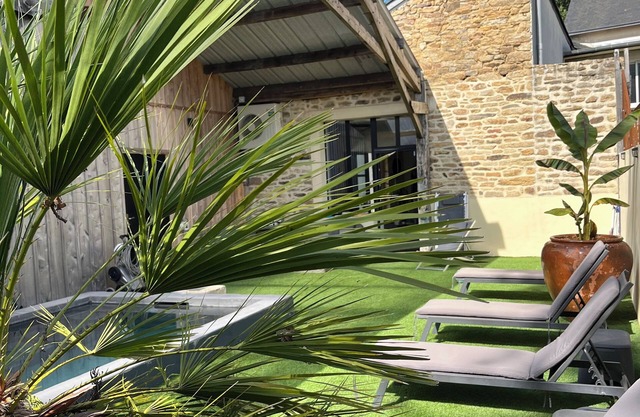 Longere with character, 10 minutes from Vannes, heated semi-covered swimming pool.