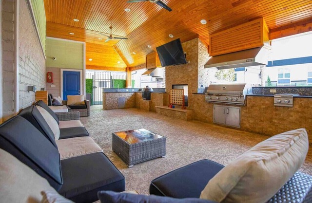 LongStayDiscount, pool/gym/bbq/KINGbed@theHeights