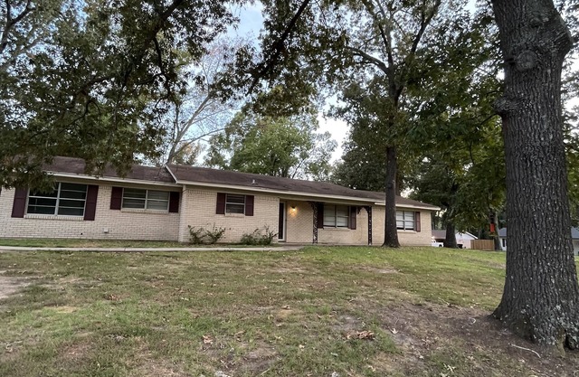 Longview family neighborhood., Fenced yard , Equipped for long stays.