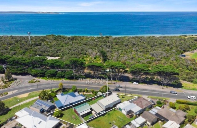 Lonnie Waves - opposite beach + linen & breakfast included
