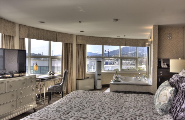 Lonsdale Quay Hotel