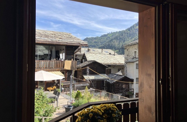 Lonyˋs Wanderlust: Your Alpine Base Camp in the Heart of St. Niklaus