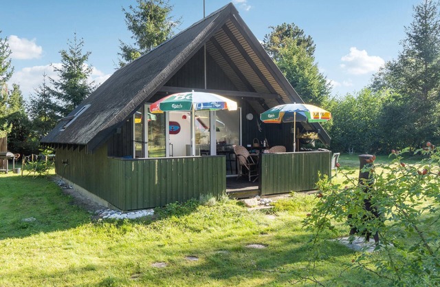 Look forward to a nice family vacation in the inviting cottage not far from the sea.