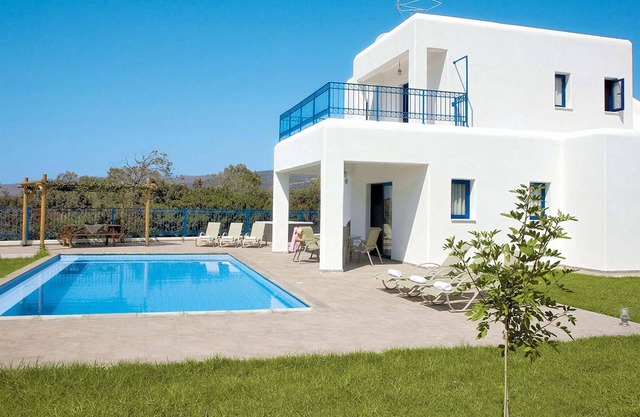 Look forward to a peaceful location in this whitewashed villa in the lovely St George/Coral Bay area