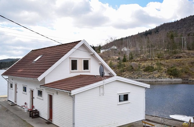 Alojamiento de 3 habitaciones en Nedstrand