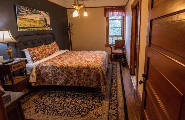 Look No Further! 3 Units w/ Free Parking, Minutes from Columbia River Gorge!