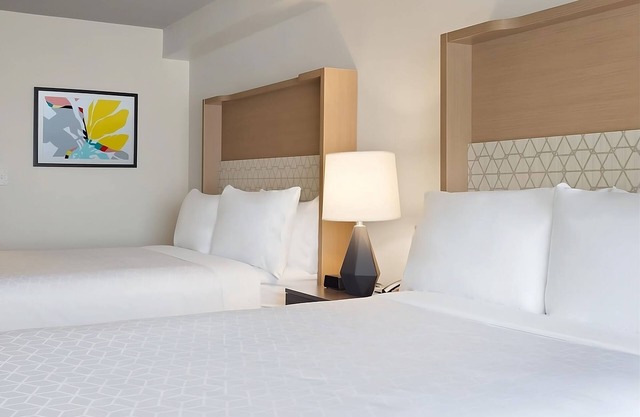 Look No Further! Relaxing Room, Pool, Close to Orlando International Outlets!