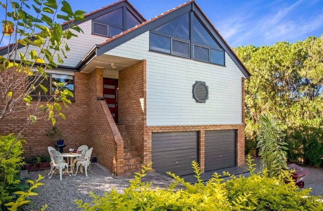 Look no further than this charming 2BR loft in the heart of Indooroopilly.