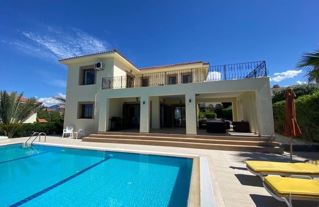 No busque más, ha encontrado una hermosa villa con vistas a la montaña y al mar
