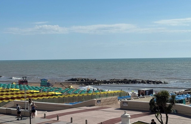 Mirando el Mar. Frente a la Playa