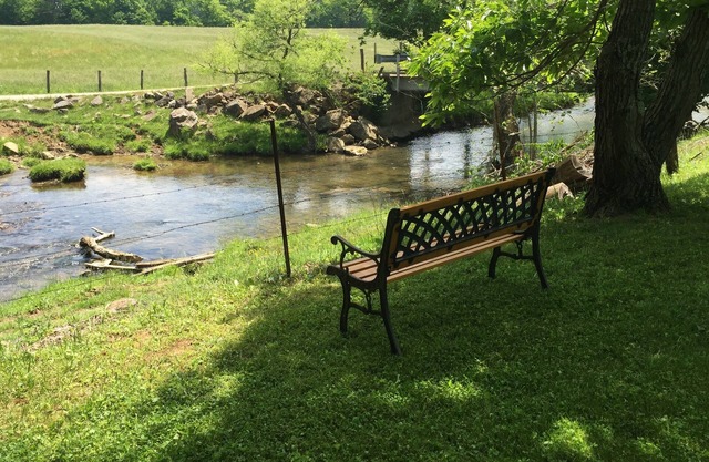 ¿Busca una escapada de campo? ¿Cerca de Virginia Tech? Gran patio cercado para mascotas