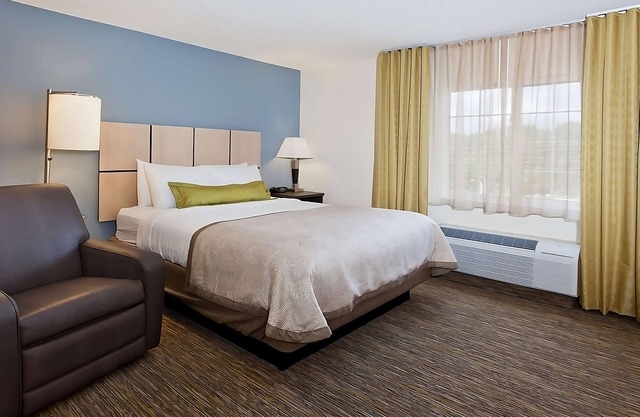 Looking For a Place to Relax? 2 Peaceful Rooms w/ Kitchen, Free Parking!