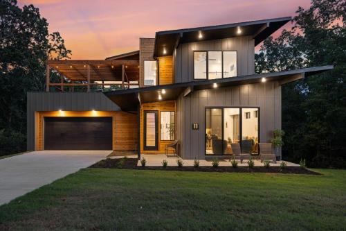 Lookout Chalet NEW Build huge Party Deck Hot Tub and Trail Access