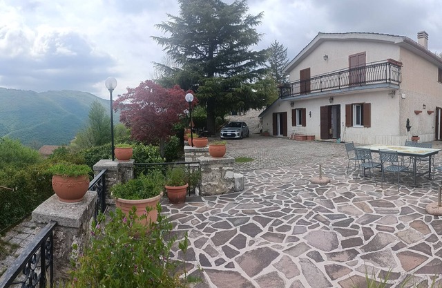 MIRA EL VALLE DE ANENE FRENTE A LAS MONTAÑAS DE SIMBRUINI
