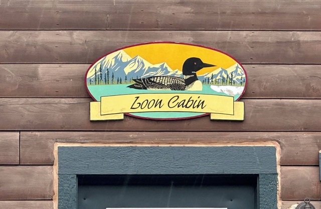 Loon Cabin - Cozy retreat with bay views, a shared hot tub, and fire pit!