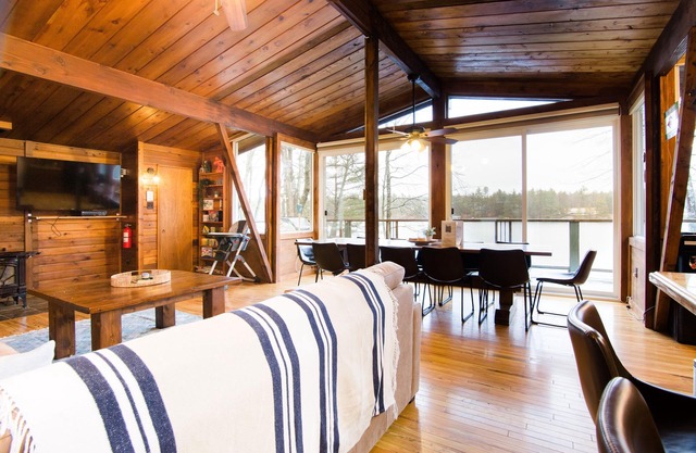 Loon Lake House - Large family lakefront cottage - w beach and hot tub!