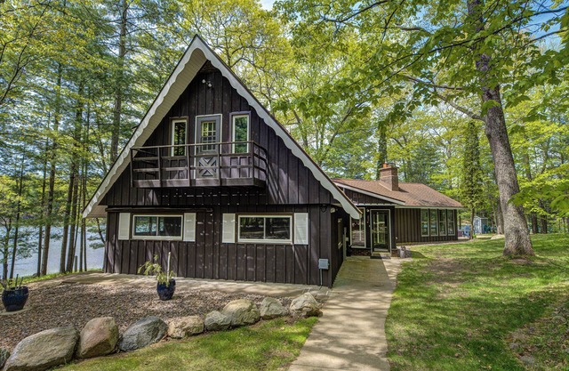 Loon Landing | Quiet lakefront, sunroom, large yard, firepit, kayaks, Dogs OK