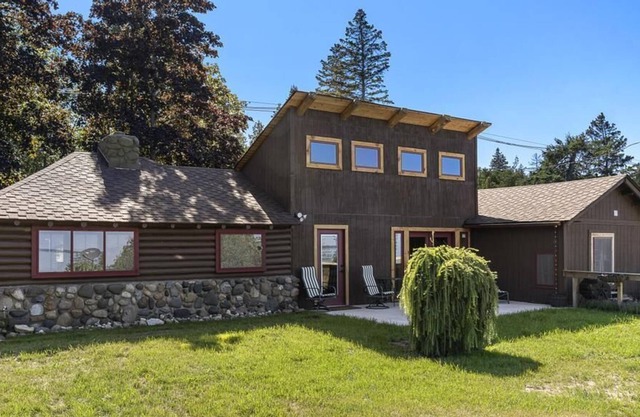 Loons Lodge - Lake Huron, sandy beach, sleeps 8