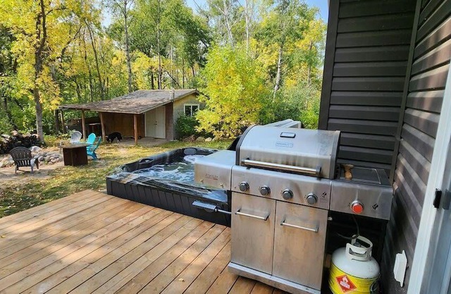 Loons Nest; Hot tub & 5 min walk to the lake/beach