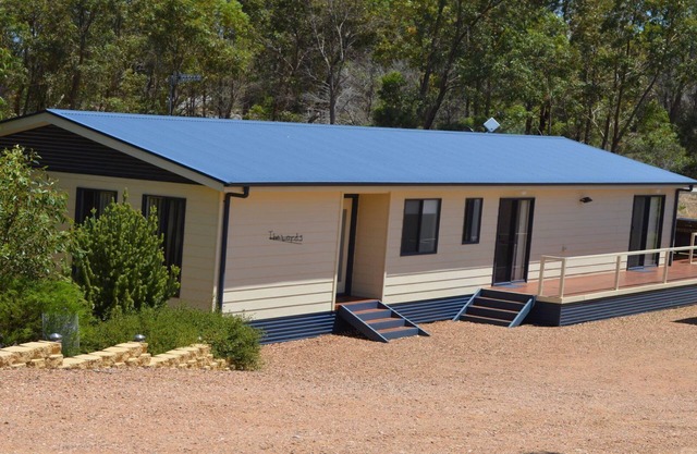 Lord's Retreat es una moderna casa de vacaciones rodeada de tranquilos matorrales