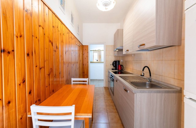 Lori House - Two Bedroom Apartment, Sleeps 4