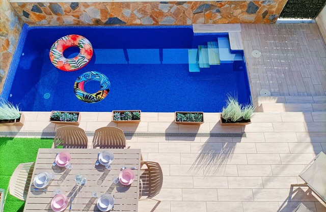 Villa, piscina privada, azotea y cerca de la playa.