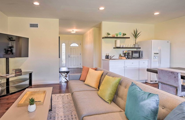 Los Angeles Suite w/ Covered Patio Area!