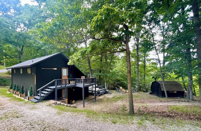 LOST CAVE COTTAGE. Easy boat parking, BoHo decor, tons of deck space, and a CAVE