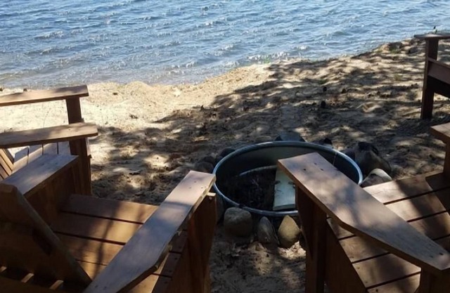 ESCAPADA DEL LAGO PERDIDO (Hawks, MI): Relájese aquí: ¡cabaña acogedora para todas las estaciones! ¡Bienvenido a ATV!
