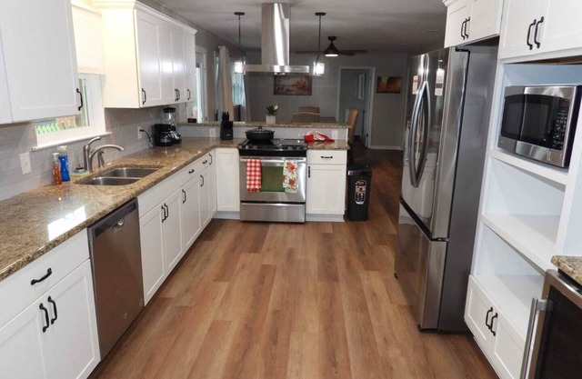 Lost Pine Retreat: Charming 4-bedroom House