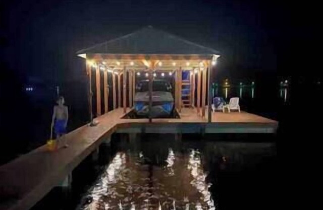 Lost Pines Lake House * WITH HOT TUB*