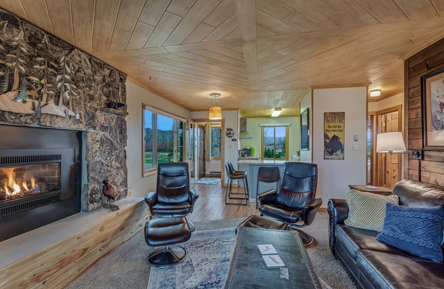 Mountain views, private access to the Elk river, fishing, hunting, hiking!