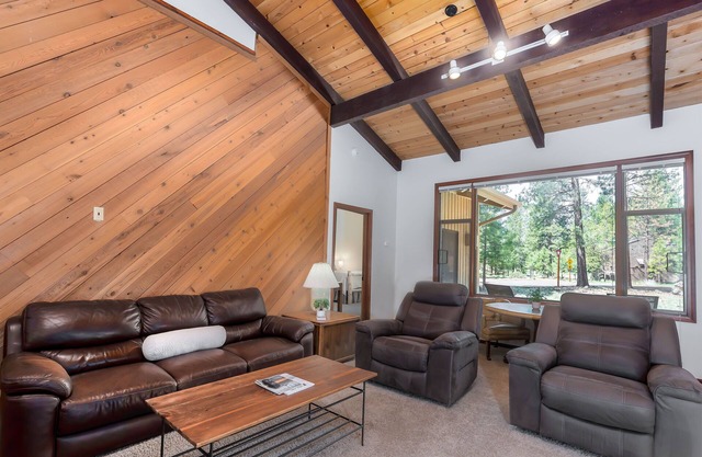 LOST03 - Quintessential Sunriver Tome, 2 Ensuites, Hot Tub, Wood Fireplace