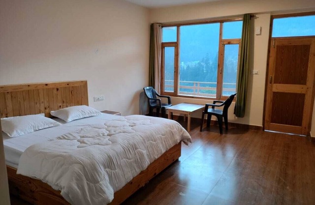 Lotus House Mountain View private room with Front Balcony with river View