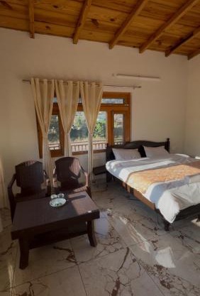 Lotus Lake View Inn
