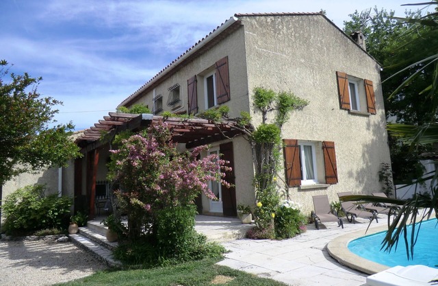 Lou Brès en Provenza cerca de Avignon con piscina y jardines privados Wi Fi y aire acondicionado
