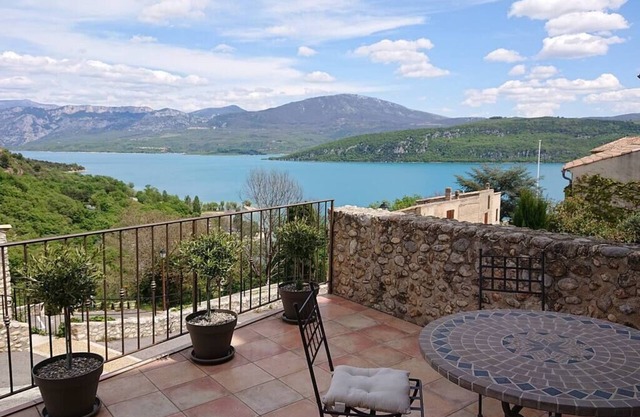 Precioso estudio para 2/4 personas con terraza y vistas al lago.