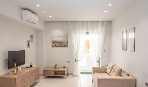 LOUTRAKI HOUSE