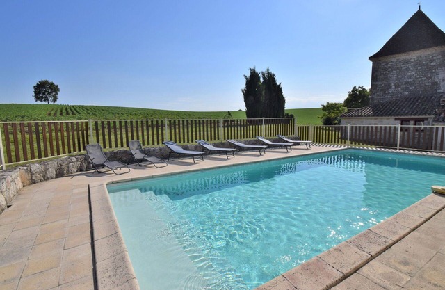 Acogedor apartamento en villa para 4 personas con piscina, TV, terraza y aparcamiento