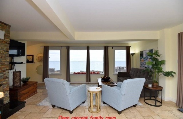 "Love on the Lake" Lakefront Updated Cottage