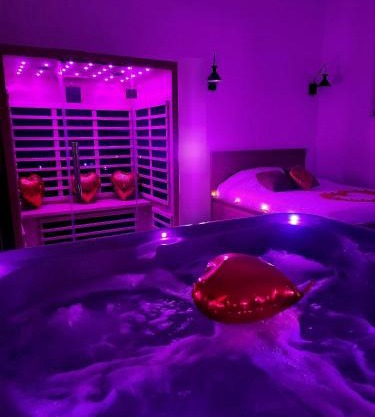 Love room Jacuzzi Sauna Privatif Marseille