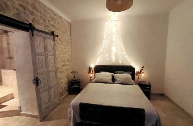 Love room with indoor Jacuzzi and private pool in the middle of the woods