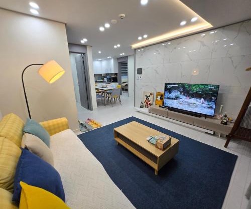 Love & Travel House
