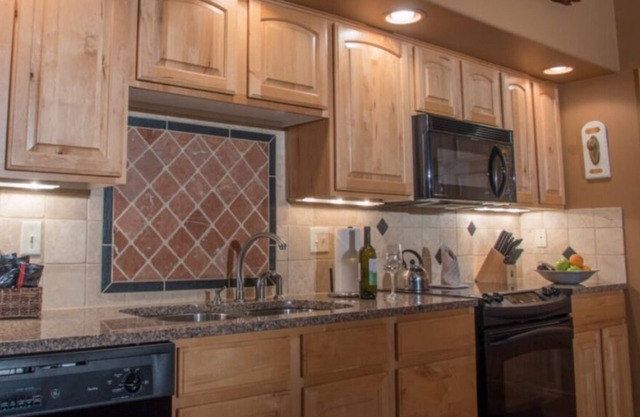 Mountain-chic condo with a jacuzzi tub for 2! #349