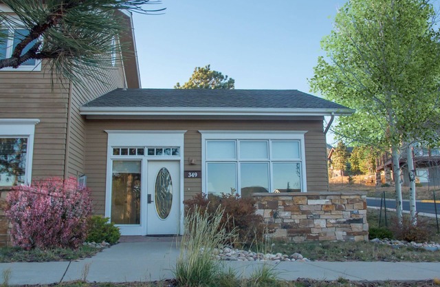 Loveable mountain cottage with hot tub and mountain views!