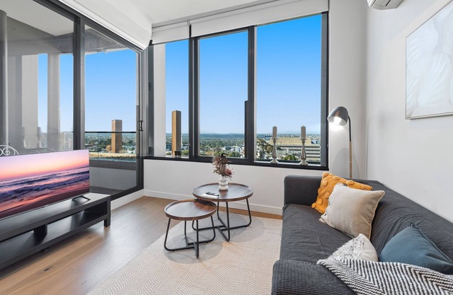 Lovely 1-Bed Pad with Balcony, Gym & Pool