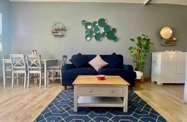 Lovely 1 bed Studio Apartment with free parking